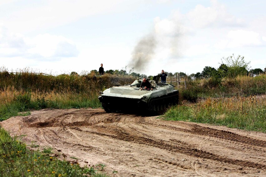 Mitfahren im BMP-Kettenpanzer