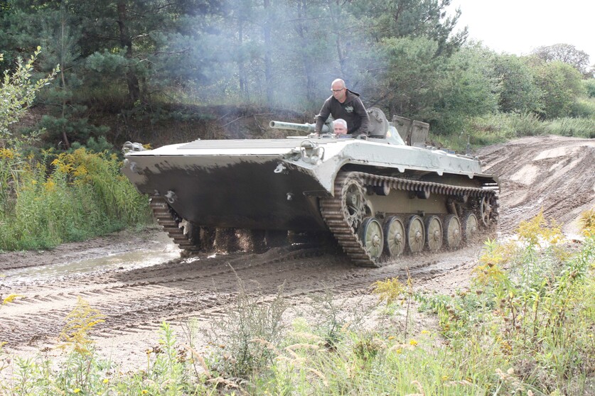 Mitfahren im BMP-Kettenpanzer