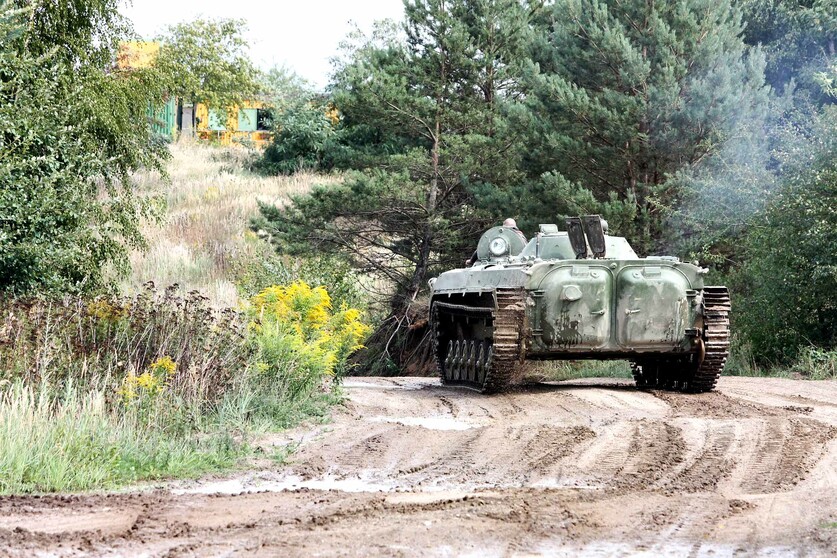 Mitfahren im BMP-Kettenpanzer