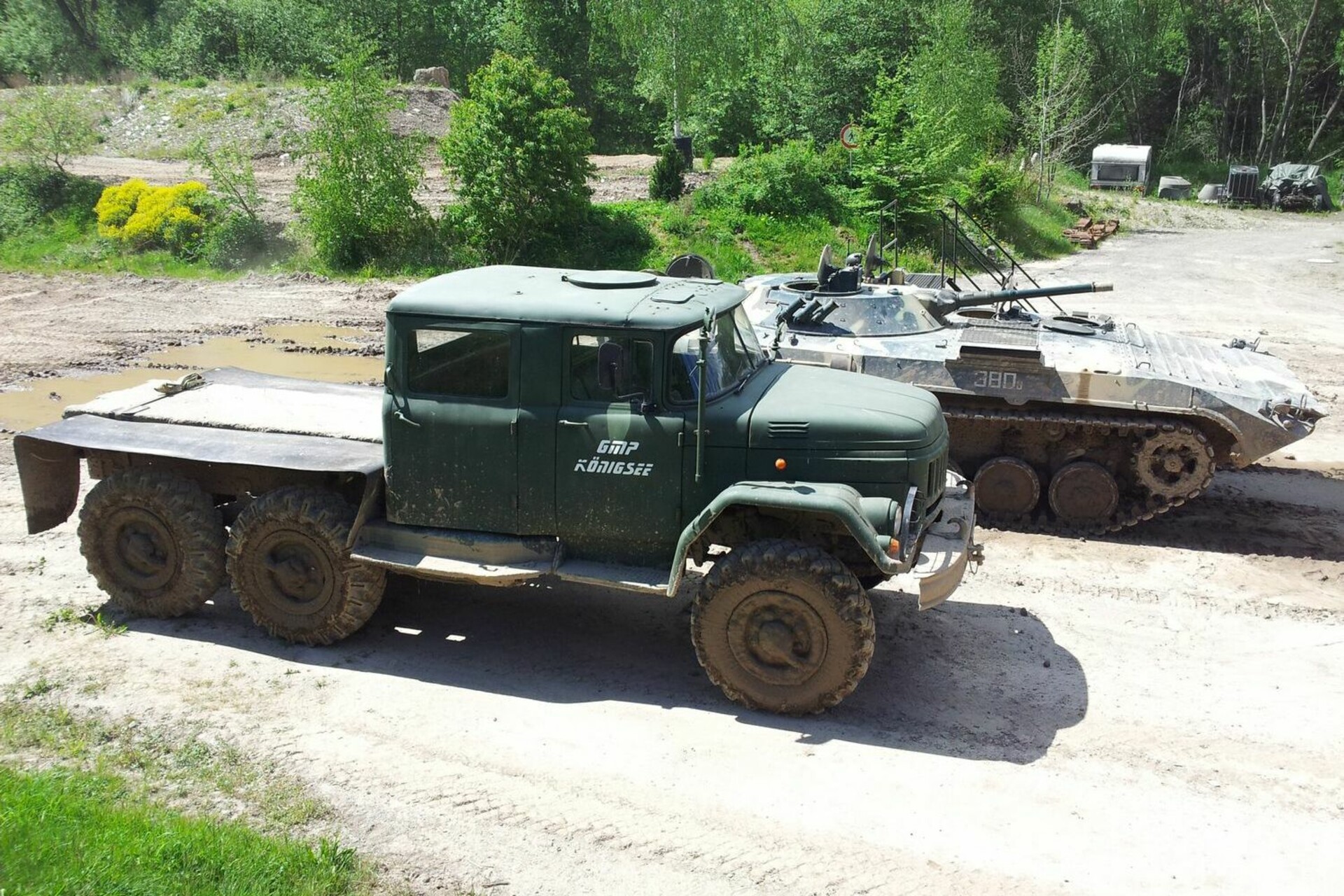 Panzer (BMP) + Militär-Truck ZIL 6x6 selber fahren