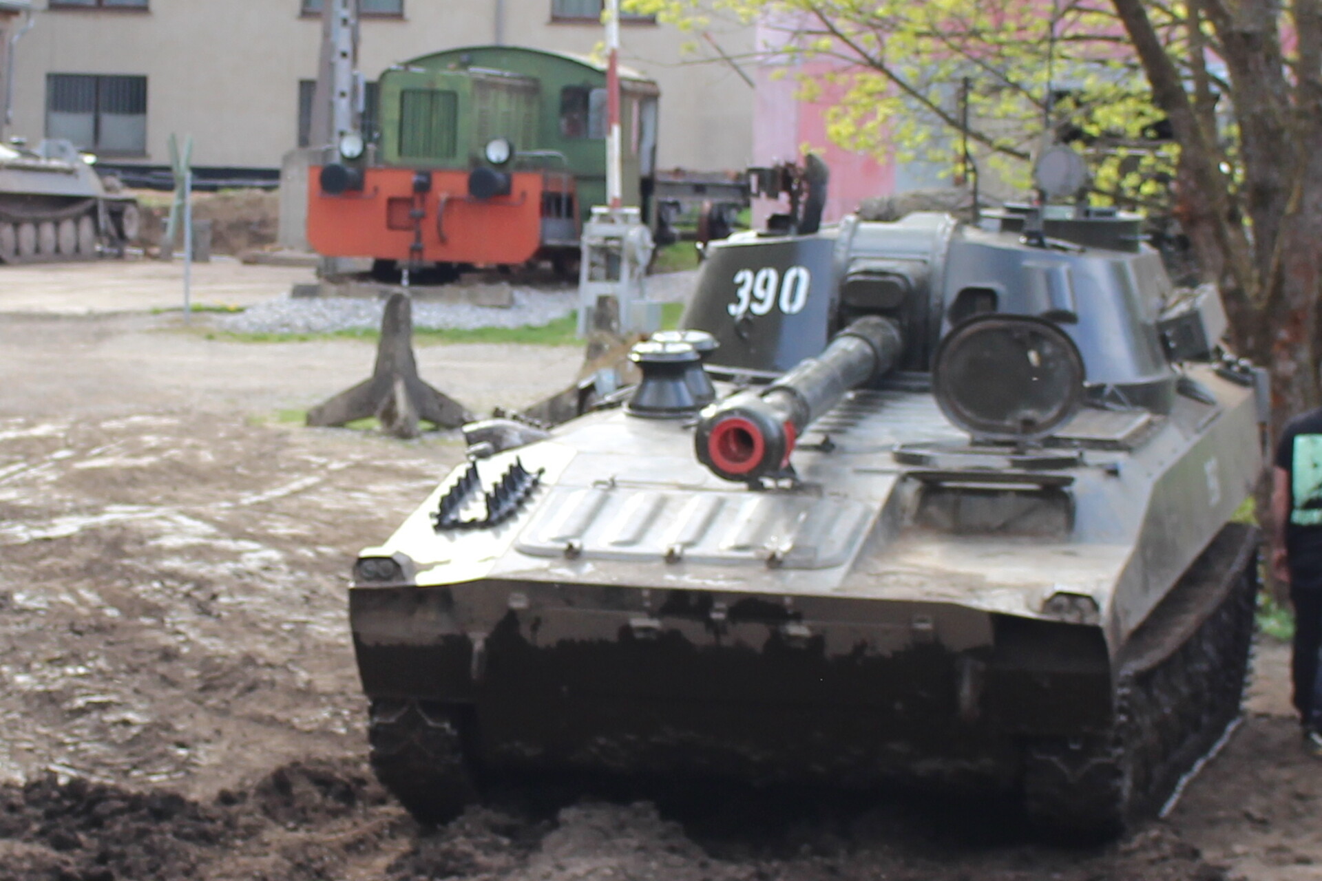 2S1-Panzerhaubitze-122 mm fahren
