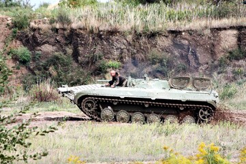 Mitfahren im BMP-Kettenpanzer