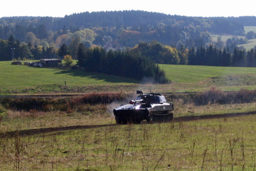 2S1-Panzerhaubitze-122 mm fahren