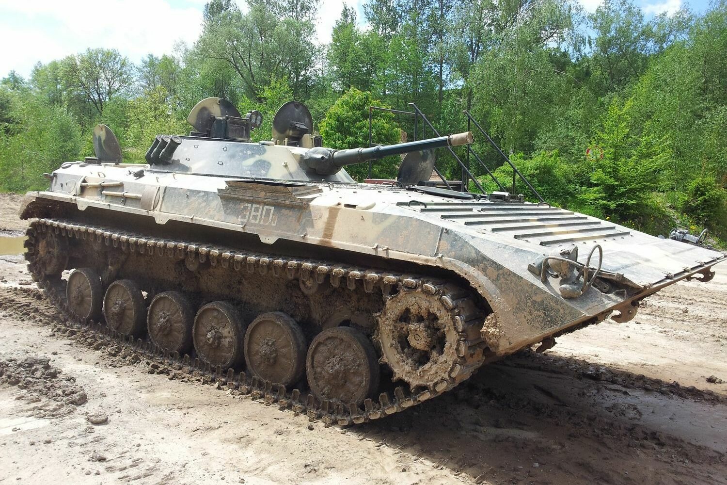 BMP-Schützenpanzer auf der Offroad-Strecke in Königsee in Thüringen