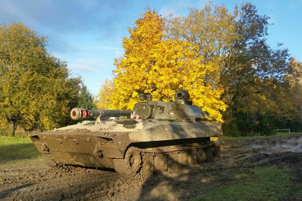 2S1-Panzerhaubitze-122 mm fahren