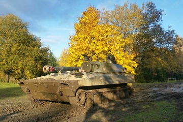 2S1-Panzerhaubitze-122 mm fahren