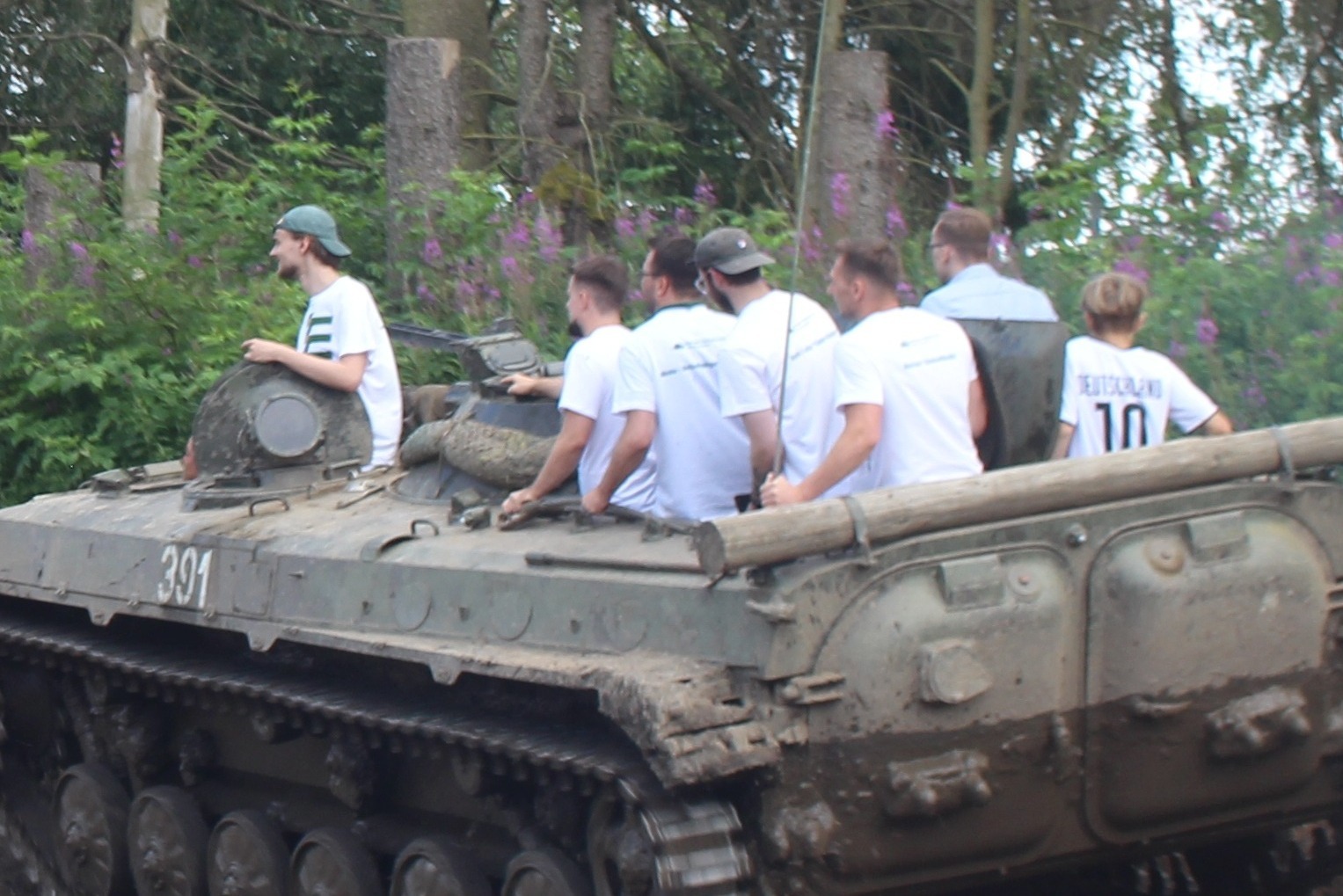Gruppe f&auml;hrt auf einem BMP-Sch&uuml;tzenpanzer in K&ouml;nigsee mit