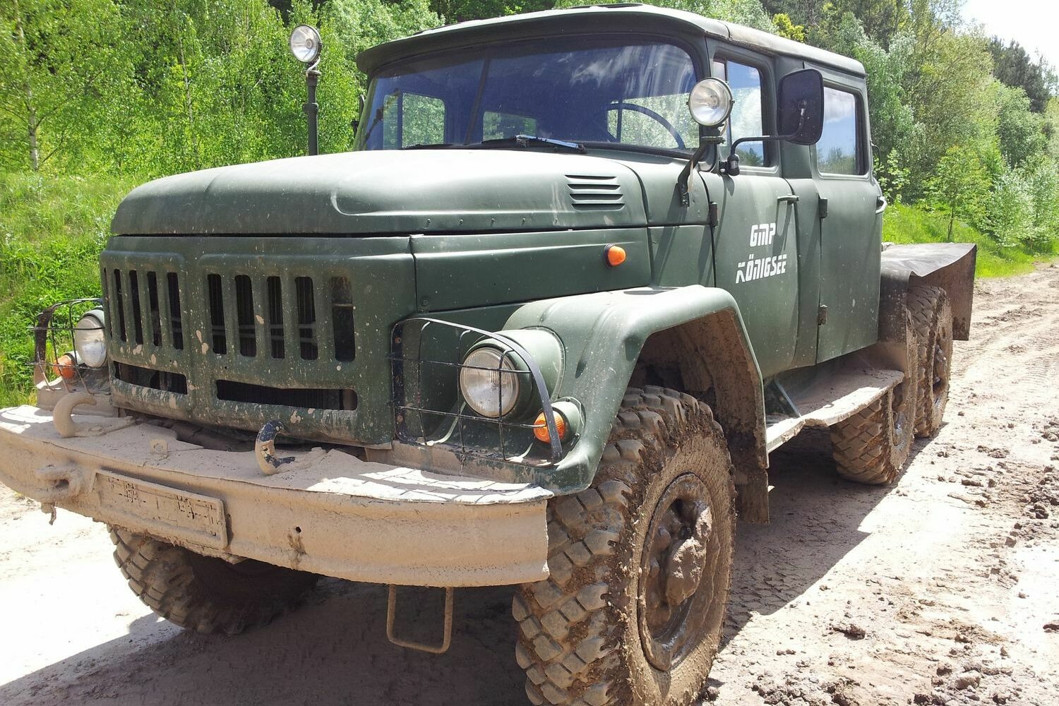 Milit&auml;r-Truck ZIL-131 mit Allradantrieb im Gel&auml;nde bei K&ouml;nigsee